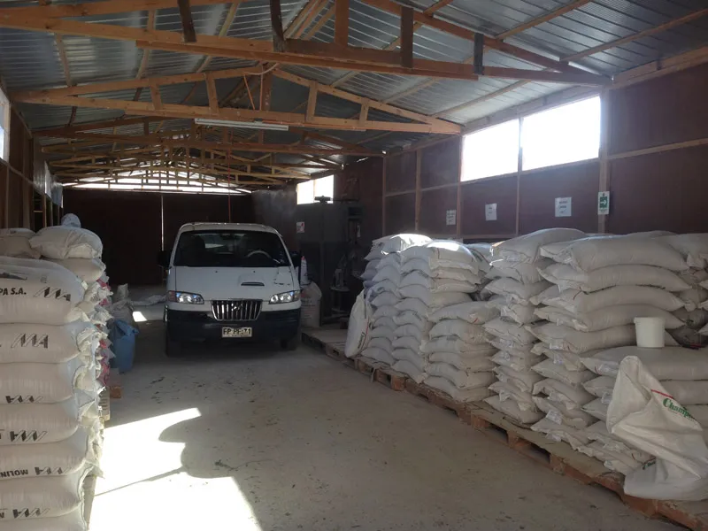 Bodega con sacos de alimento y camioneta
