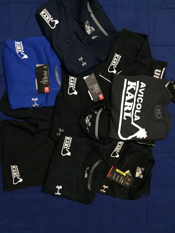 Chaquetas negras con el logo de Avícola Karl