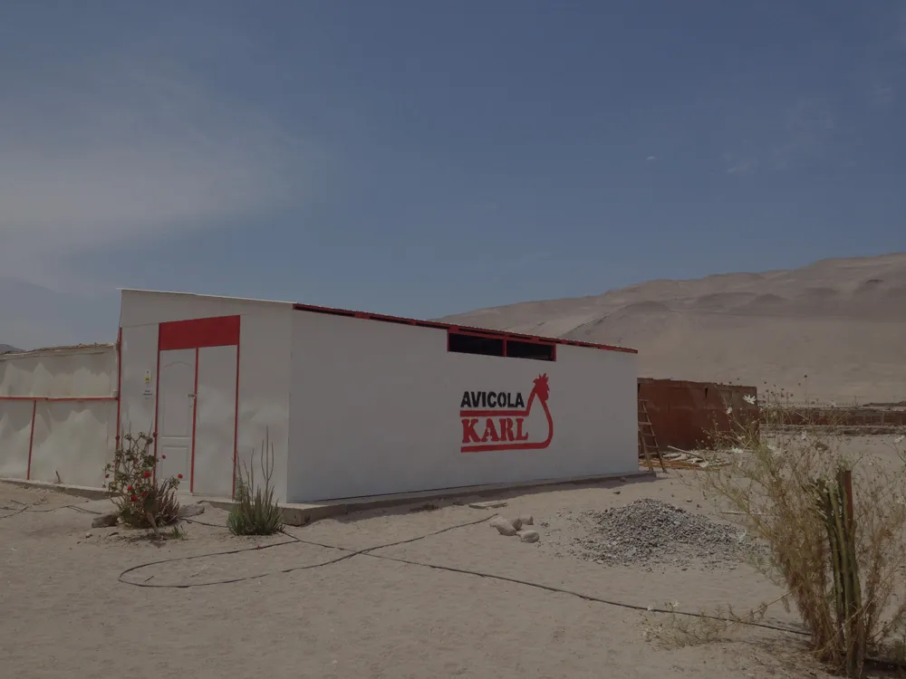 Galpón con el logo de Avícola Karl en el desierto